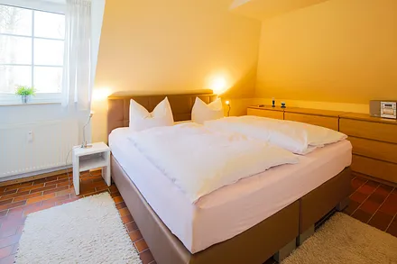 Doppelbett Schlafzimmer 1