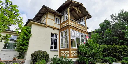 Seitenansicht Villa mit Balkon