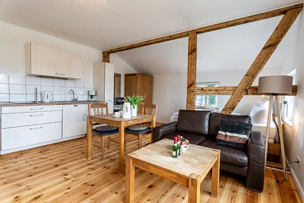 Wohnzimmer mit Bio-Kamin und Küchenblock