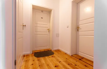 Flur mit Zugang zum Wohnzimmer und dem Bad von der Koje