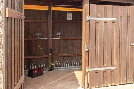 abschließbarer Fahrradschuppen mit eLade-Station