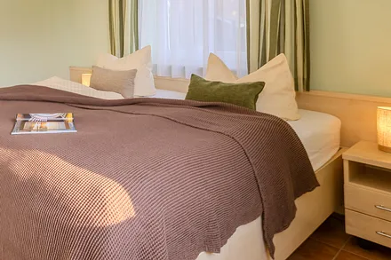 Bett im Schlafzimmer mit Taschenfedermatratzen