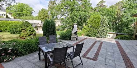 großzügige Terrasse mit Grill