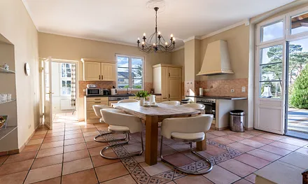 rustikale Küche mit Geschirrspüler, Herd und Kühlschrank und Essecke