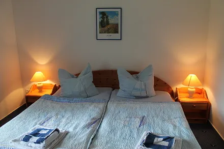 Schlafzimmer mit Doppelbett