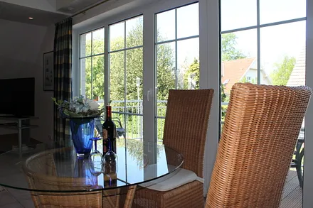 Esstisch im Hintergrund großer TV- Flachbildschirm 