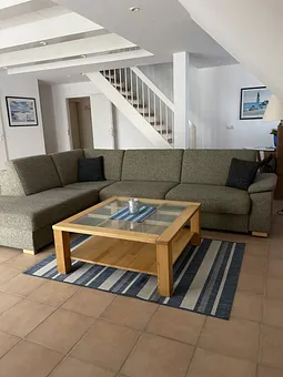 Wohnbereich mit großen Flachbildschirm TV