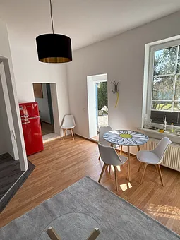 Blick Richtung Schlafzimmer und Wohnungsein- und -ausgang