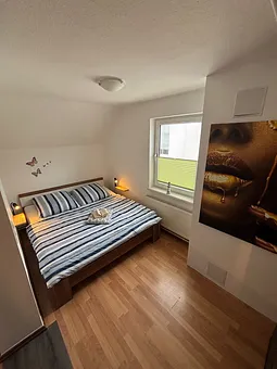 Schlafbereich mit Doppelbett (Einstieg von vorn)