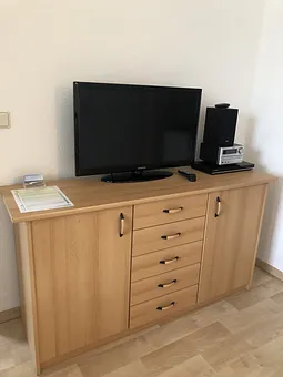 32-Zoll LCD-TV und Mini Hifi-Anlage