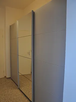 Flur mit großem Schrank