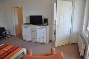 32-Zoll LCD-TV, DVD-Player und HiFi-Anlage