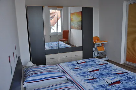 Schlafzimmer 1 mit Durchgang zum Wintergarten (3. Schlafzimmer)