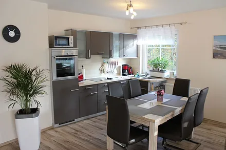 Küche mit Esstisch