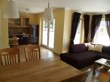 Wohnzimmer mit Blick in die Küche