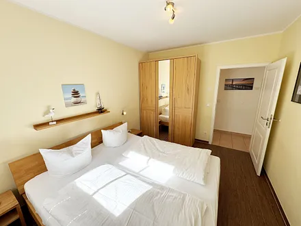 1.Schlafzimmer mit Doppelbett und Kleiderschrank