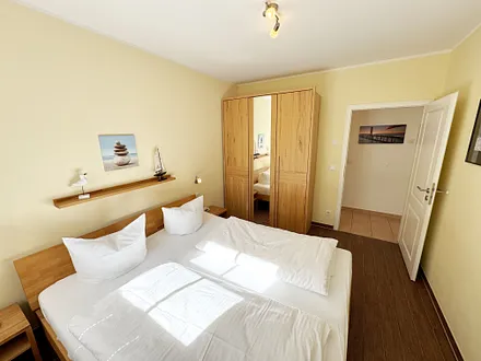 1.Schlafzimmer mit Doppelbett und Kleiderschrank