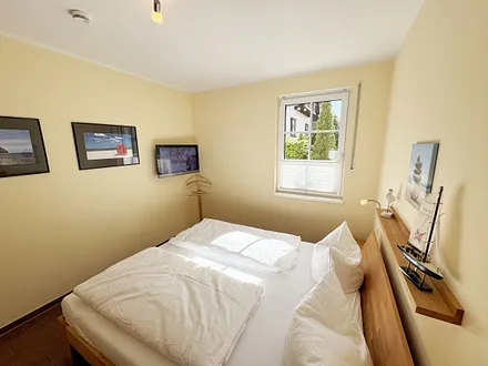 1.Schlafzimmer  mit Doppelbett und Flachbild-TV