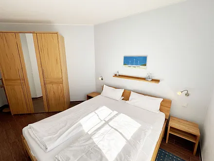 2.Schlafzimmer mit Doppelbett und Kleiderschrank