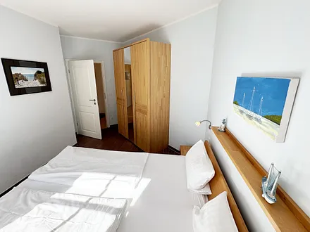 2.Schlafzimmer mit Doppelbett und Kleiderschrank