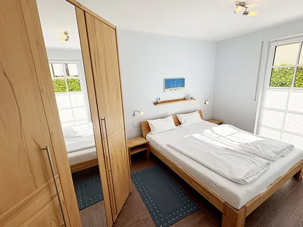 2.Schlafzimmer mit Doppelbett und Nachttischkonsolen