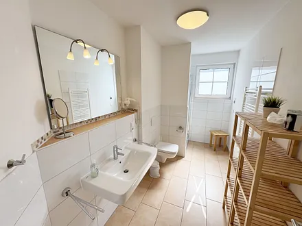 Badezimmer mit WC und Waschbecken