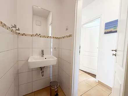 Gäste-WC mit Waschbecken