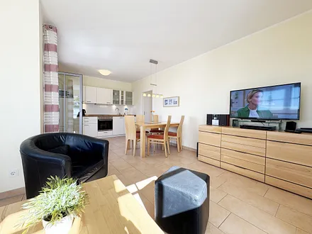 gemütliches Wohnzimmer mit Smart-TV