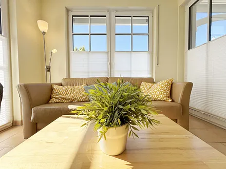 gemütliches Wohnzimmer mit Couch