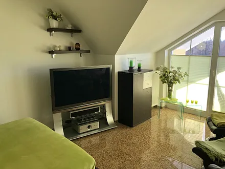 Wohnbereich mit TV und WLAN