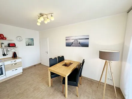 Holzesstisch mit Stühlen