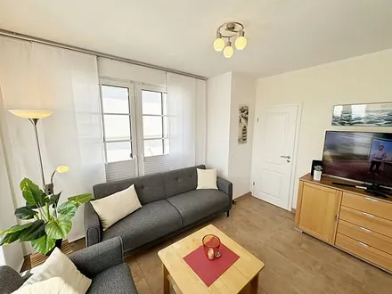 Wohnbereich mit 2 Couchen Liegefläche (für die 3. Person 1,00 m x 1,80 m), kleiner Couchtisch, Leselampe, TV-Board mit Smart-TV, DVD-Player, DAB-Radio sowie eine Micro Hi-Fi Anlage mit USB und CD 