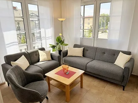 Wohnbereich mit 2 Couchen Liegefläche (für die 3. Person 1,00 m x 1,80 m), kleiner Couchtisch, Leselampe, TV-Board mit Smart-TV, DVD-Player, DAB-Radio sowie eine Micro Hi-Fi Anlage mit USB und CD 