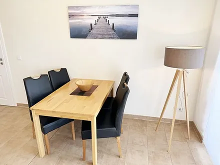 Holzesstisch mit Stühlen