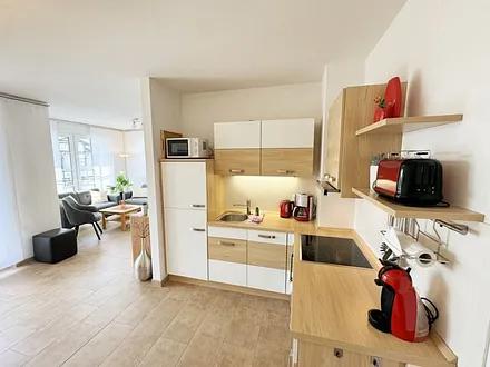 Küchenzeile mit Cerankochfeld,Backofen,Dunstabzugshaube,Kühl-Gefrierkombination,Geschirrspüler, Kaffeemaschine, Dolce Gusto Kapselmaschine, Wasserkocher, Toaster und weitere diverse Küchenutensilien