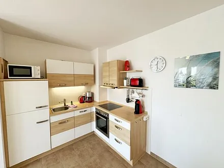 Küchenzeile mit Cerankochfeld,Backofen,Dunstabzugshaube,Kühl-Gefrierkombination,Geschirrspüler, Kaffeemaschine, Dolce Gusto Kapselmaschine, Wasserkocher, Toaster und weitere diverse Küchenutensilien