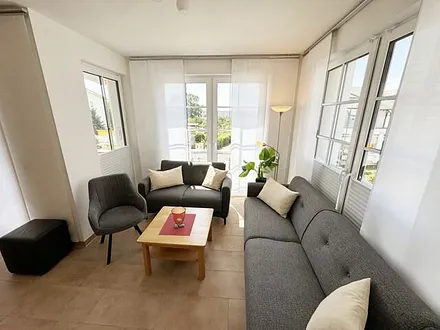 Wohnbereich mit 2 Couchen Liegefläche (für die 3. Person 1,00 m x 1,80 m), kleiner Couchtisch, Leselampe, TV-Board mit Smart-TV, DVD-Player, DAB-Radio sowie eine Micro Hi-Fi Anlage mit USB und CD 