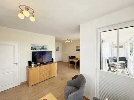 Wohnbereich mit 2 Couchen Liegefläche (für die 3. Person 1,00 m x 1,80 m), kleiner Couchtisch, Leselampe, TV-Board mit Smart-TV, DVD-Player, DAB-Radio sowie eine Micro Hi-Fi Anlage mit USB und CD 