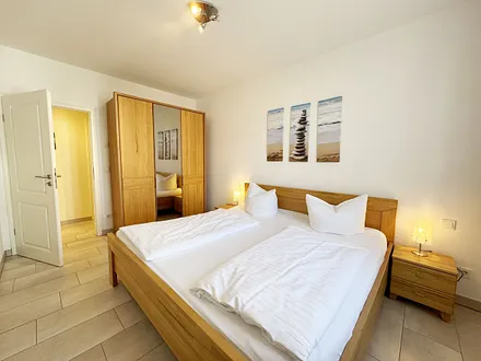 2.Schlafzimmer mit Doppelbett und Kleiderschrank