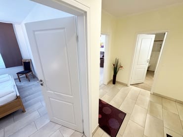 Blick vom Flur in das Schlafzimmer
