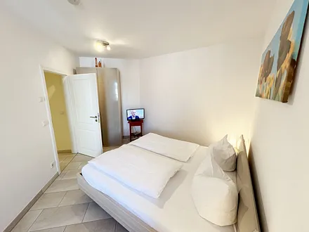 1.Schlafzimmer mit Doppelbett mit LCD-TV