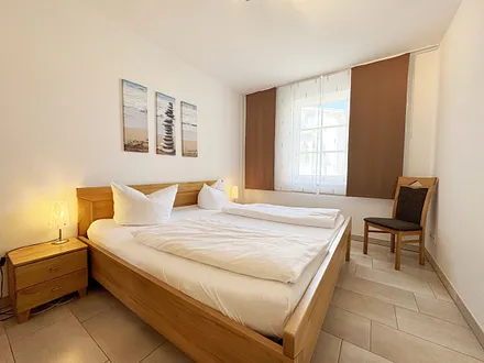 2.Schlafzimmer mit Doppelbett und Nachttischkonsolen