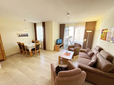 gemütlicher Wohnbereich mit Couch und Smart-TV