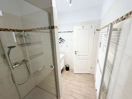 innenliegendes Badezimmer mit Dusche