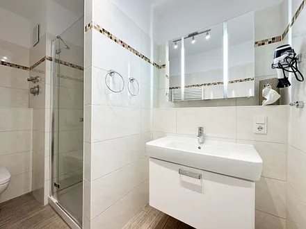 innenliegendes Badezimmer mit Waschbecken und WC