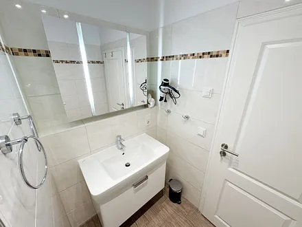 innenliegendes Badezimmer mit Waschbecken