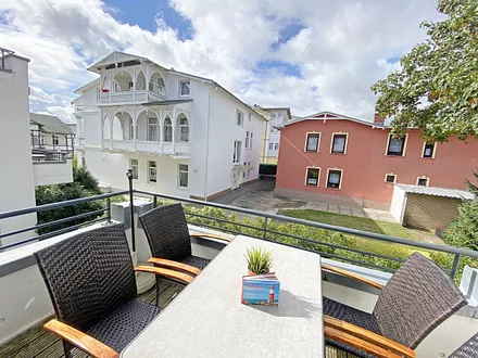 Blick vom bestuhlten Balkon