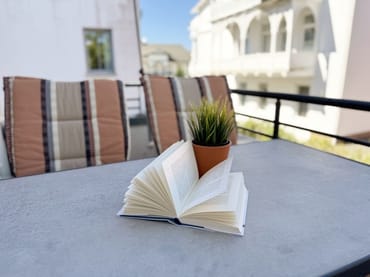 bestuhlter Balkon