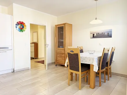 Essbereich mit Stühlen