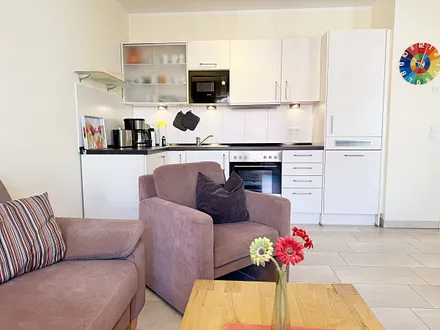 Blick vom Wohnbereich in die Küche